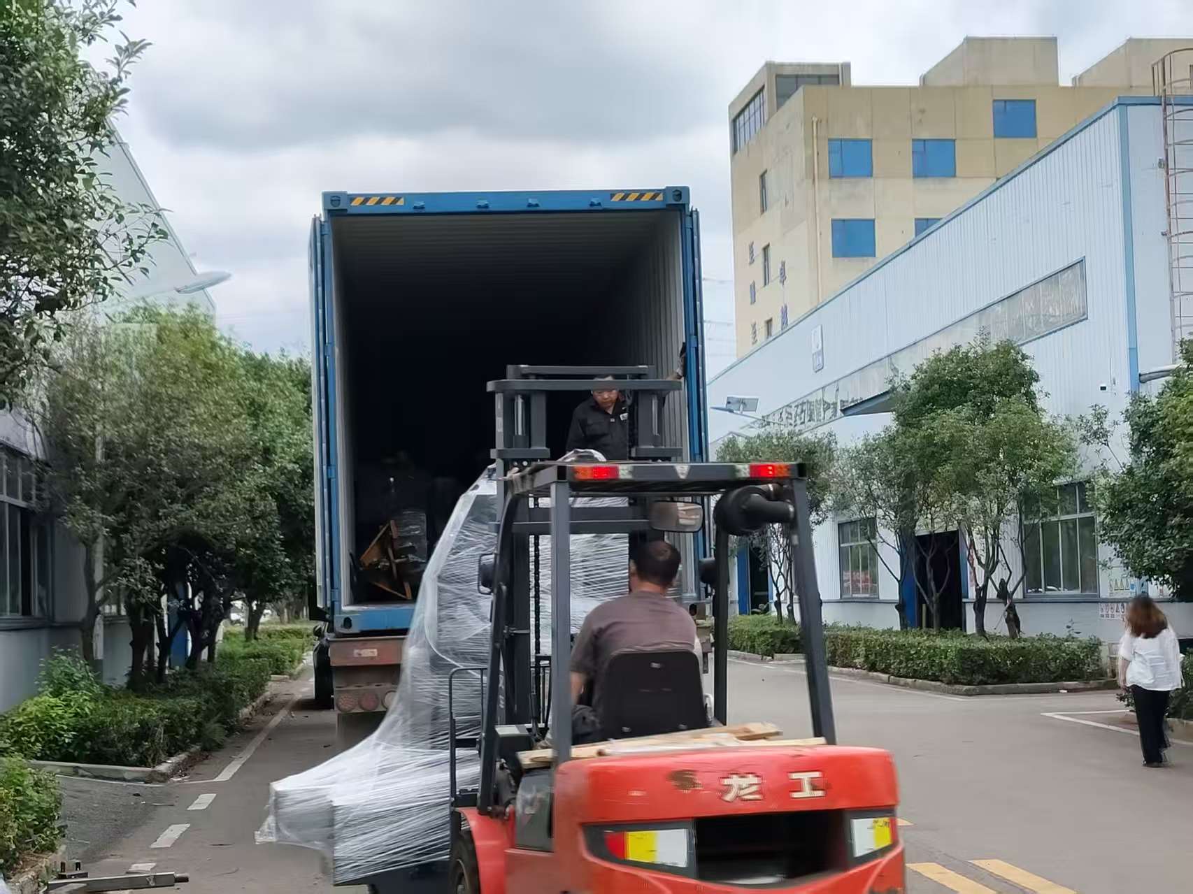 德立智设备整柜出海，扬帆远航赋能海外包装产业